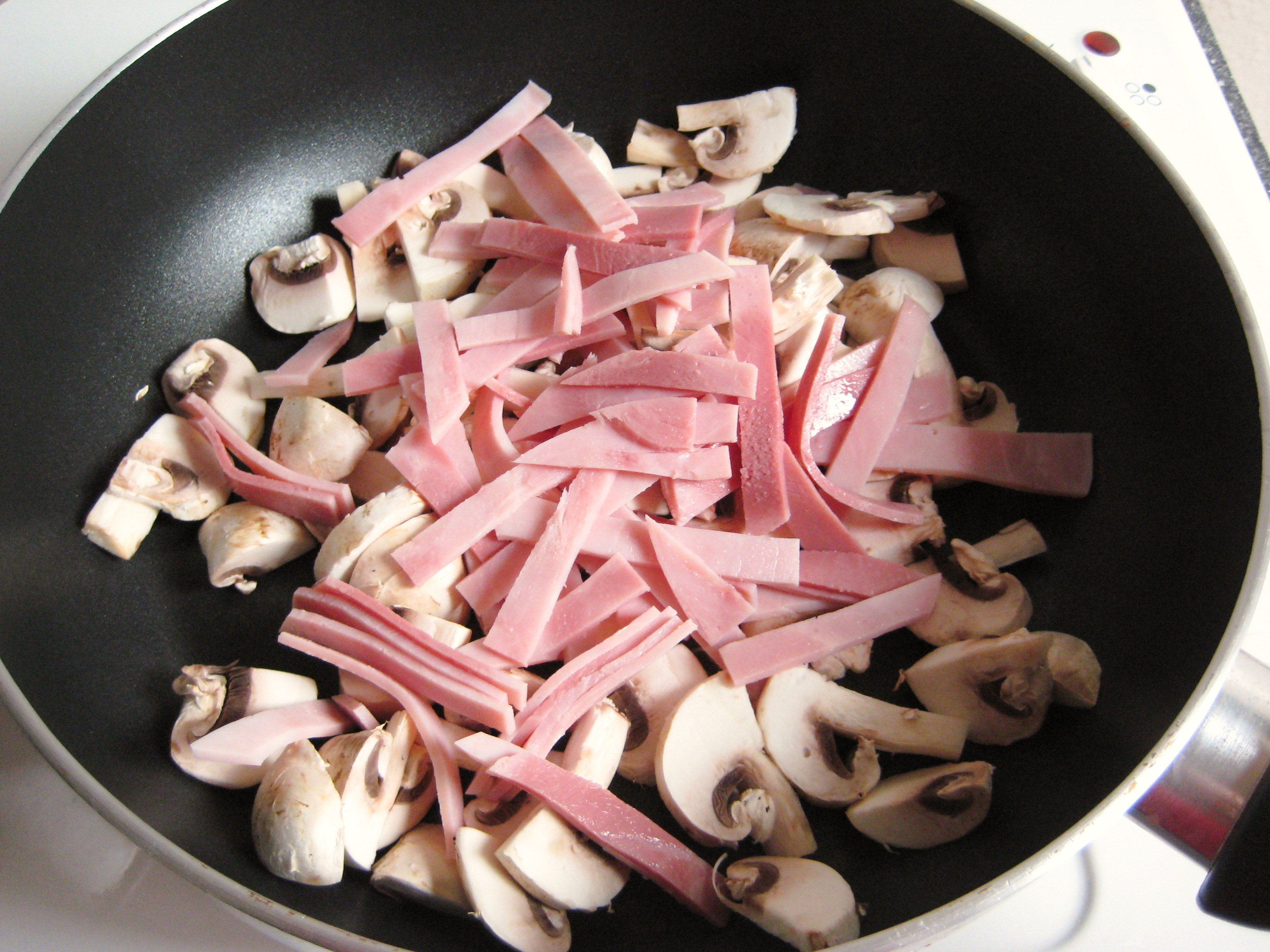 Tagliatelle with tomatoes, ham & mushrooms