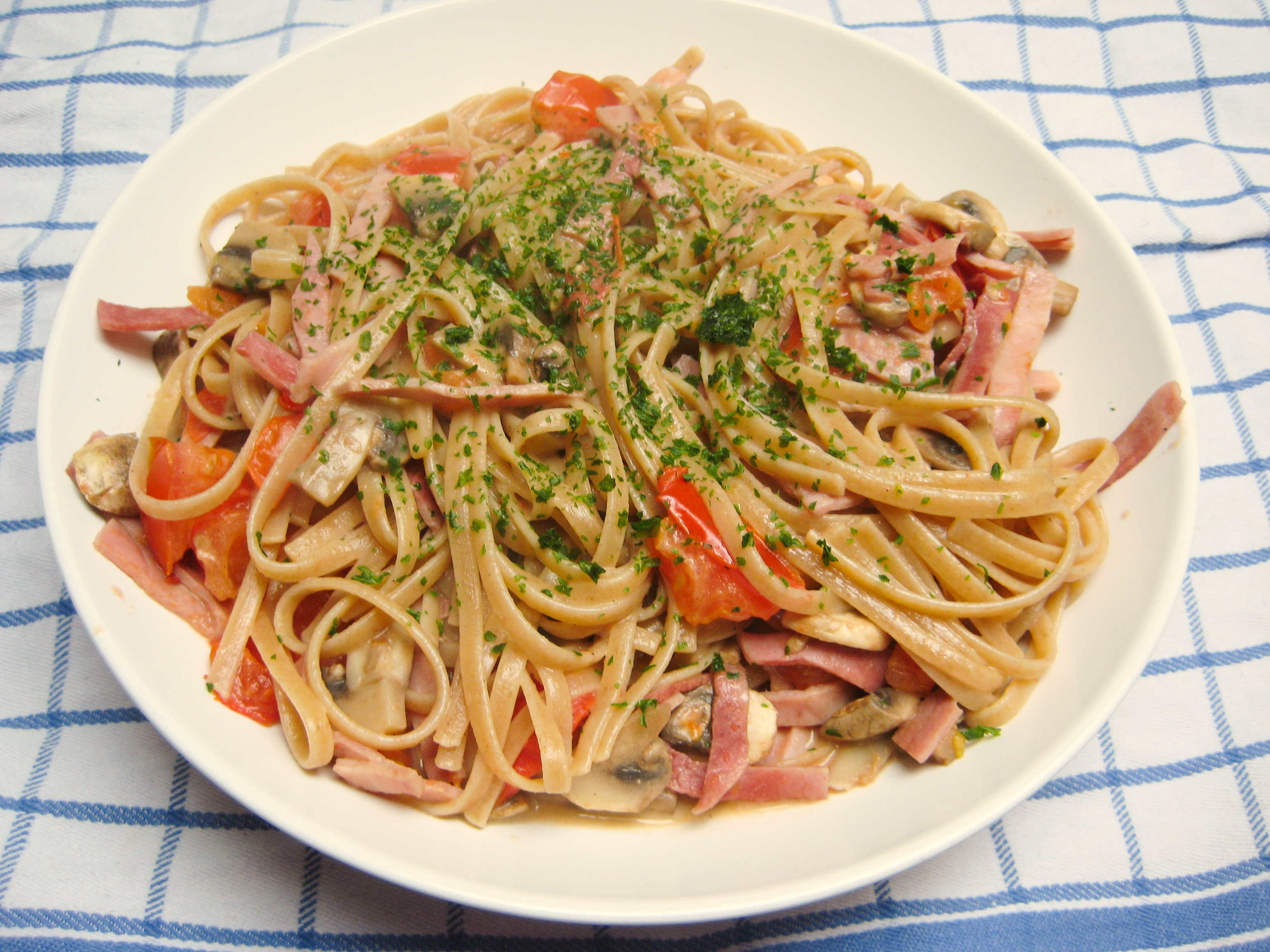 Tagliatelle with tomatoes, ham & mushrooms