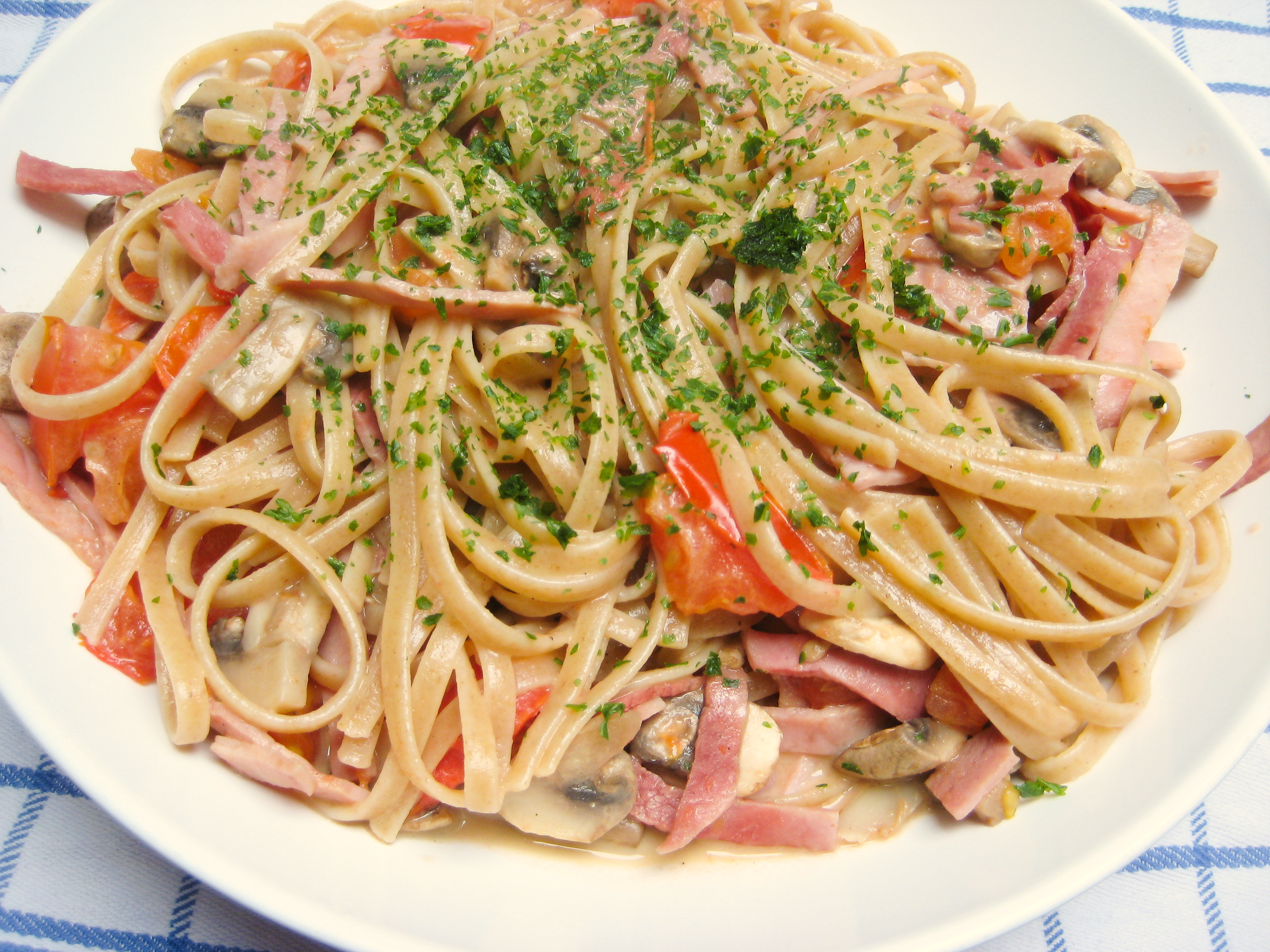 Tagliatelle with tomatoes, ham & mushrooms