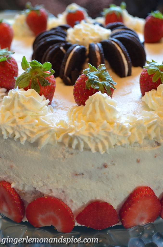 Cheese & Cream Cake with Strawberries and Oreos – Käsesahne-Torte mit Erdbeeren und Oreos from gingerlemonandspice.com