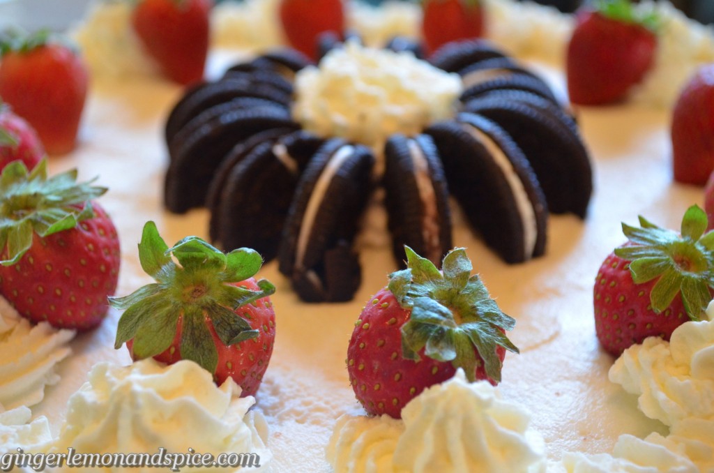 Cheese & Cream Cake with Strawberries and Oreos – Käsesahne-Torte mit Erdbeeren und Oreos from gingerlemonandspice.com