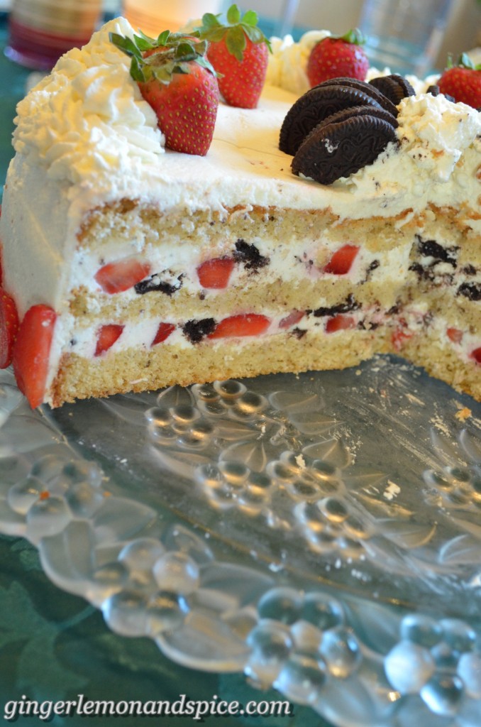 Cheese & Cream Cake with Strawberries and Oreos – Käsesahne-Torte mit Erdbeeren und Oreos from gingerlemonandspice.com